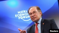 ဆွတ်ဇာလန်နိုင်ငံ Davos မြို့မှာကျင်းပတဲ့ ကမ္ဘာ့စီးပွားရေးညီလာခံ အခမ်းအနားအတွင်းစကားပြောကြားနေတဲ့ မလေးရှားနိုင်ငံဝန်ကြီးချုပ် Anwar Ibrahim (ဇန်နဝါရီ ၂၂၊ ၂၀၂၅)