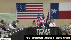 唐纳德·特朗普总统和第一夫人梅拉尼娅·特朗普在德克萨斯州克尔县巡视洪水造成的破坏，图为总统夫妇在克尔维尔与急救人员和当地官员举行圆桌会议。(2025年7月11日)