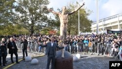 Zlatan Ibrahimovic inaugure une statue à son effigie à Malmo Stadium, Suède, le 8 octobre 2019. 