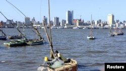 Un pêcheur nettoie son bateau à Maputo, Mozambique, le 15 août 2015.