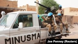 Des Casques bleus de l'ONU du Burkina Faso patrouillent le jour des élections à Tombouctou, le 28 juillet 2013. 