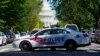 Une voiture de police du Metropolitan Police Department bloque une rue près du Capitole et de la Bibliothèque du Congrès à Washington, le jeudi 19 août 2021, en raison d'une alerte à la bombe.