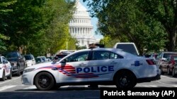 Une voiture de police du Metropolitan Police Department bloque une rue près du Capitole et de la Bibliothèque du Congrès à Washington, le jeudi 19 août 2021, en raison d'une alerte à la bombe.