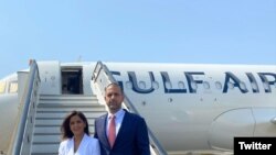 سفیر بحرین و همسرش پس از ورود به اسرائیل، روز سه‌شنبه در فرودگاه بن‌گوریون