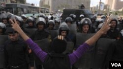 Polisi anti huru-hara Mesir mengamankan Lapangan Tahrir, Kairo saat demonstrasi massal (foto: dok). 3 polisi Mesir tewas dalam serangan Senin 28/10. 