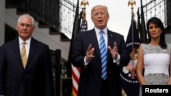 Dari kiri: Menlu AS Rex Tillerson, Presiden AS Donald Trump dan Dubes AS untuk PBB Nikki Haley berbicara kepada media setelah melakukan pertemuan di Bedminster, New Jersey hari Jumat (11/8). 