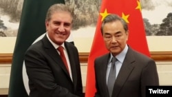 Menlu Pakistan, Shah Mahmood Qureshi (kiri) bersama Menlu China, Wang Yi di Beijing, China. (Foto: dok).