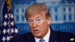 도널드 트럼프 미국 대통령이 19일 백악관에서 신종 코로나바이러스 사태 대응 기자회견을 하고 있다.