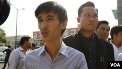 យុវជន ស្រី ចំរើន (ឆ្វេង) និង​ ម៉ី ម៉េងសៀ ដែល​អះអាង​ថា​ខ្លួន​ជា​ក្រុម​និស្សិត​ឯករាជ្យ​បាន​ដាក់​ញតិ្ត​ទៅ​រដ្ឋសភា​ជាតិ​ ដើម្បី​ឲ្យ​លោក​ កឹម សុខា​ប្រធាន​ស្តី​ទី​គណបក្ស​ជំទាស់​ចេញ​មុខ​បកស្រាយ​ចំពោះ​ខ្សែ​អាត់​សំឡេង​ ដែល​គេ​យល់​ថា​ជា​សំឡេង​លោក​ កឹម សុខា​និង​នាង​ ខុម ចាន់ដារាទី​ឬ​ស្រីមុំ។​ (ហ៊ាន សុជាតា/VOA) 