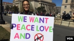 Leila Duffield dalam unjuk rasa meminta pengendalian penggunaan senjata "March for Our Lives", di Washington D.C., 24 Maret 2018. (Dorry Gundy/VOA)