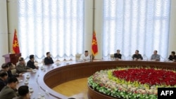 지난 7일 열렸던 북한 노동당 중앙위원회 제 7기 제 13차 정치국 회의. 김정은 국무위원장이 회의를 주재했다고 조선중앙통신이 8일 보도했다.