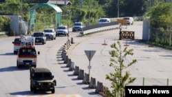 남북의 개성공단 정상화 합의에 따라 공단 내 시설 점검을 위해 19일 방북했던 남측 인원들이 같은 날 파주 남북출입국사무소를 통해 귀환하고 있다.