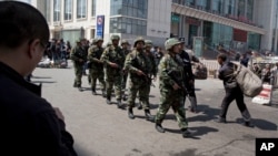 Polisi paramiliter berpatroli di Xinjinag, wilayah Uighur di China. (Foto: Dok)