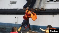 Un groupe d'environ 150 syriens viennent d'arriver sur l'île grecque de Lesbos, après avoir traversé la mer Egée, le 30 octobre 2015 (REUTERS/Giorgos Moutafis)