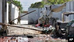 Des membres des forces de sécurité afghanes sur le site d'un attentat-suicide près de l'ambassade américaine à Kaboul, en Afghanistan, le 17 septembre 2019.