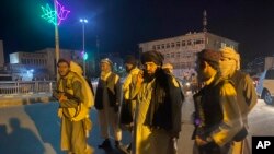 Kelompok militan Taliban menguasai istana kepresidenan Afghanistan setelah Presiden Ashraf Ghani melarikan diri dari negara itu, di Kabul, Afghanistan, Minggu, 15 Agustus 2021. (Foto: AP/Zabi Karimi)