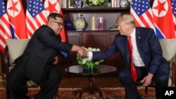 Shugaba Trump da Kim Jong Un a lokacinda sukea hadu a Singapour.