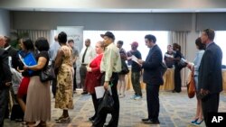 រូបថតឯកសារ៖ មនុស្ស​កំពុង់តម្រង់ជួរ​​រង់ចាំ​ជួប​ជាមួយ​អ្នក​ជ្រើស​រើស​បុគ្គលិក​ នៅឯការ​តាំង​ពិព័រណ៍​ការងារ​មួយ​នៅ​ទីក្រុង​ Philadelphia រដ្ឋ Pennsylvania សហរដ្ឋអាមេរិក។