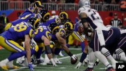 Timovi Los Angeles Rams i New England Patriots u prvom poluvremenu finalne utakmice u Atlanti