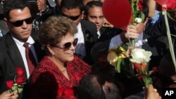 L'ancienne présidente Dilma Rousseff est entouré par des militants qui lui offrent des fleurs à Brasilia, Brésil, le 6 septembre 2016.