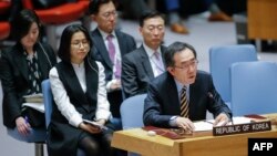 조태열 유엔주재 한국대사(오른쪽)가 북한의 신형 탄도미사일발사에 대응해 지난달 29일 유엔본부에서 열린 안보리 긴급회의에서 발언하고 있다.