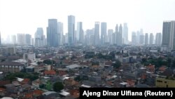 Kabut asap terlihat menyelimuti gedung-gedung di ibu kota Jakarta, 19 Mei 2021. (Foto: REUTERS/Ajeng Dinar Ulfiana)