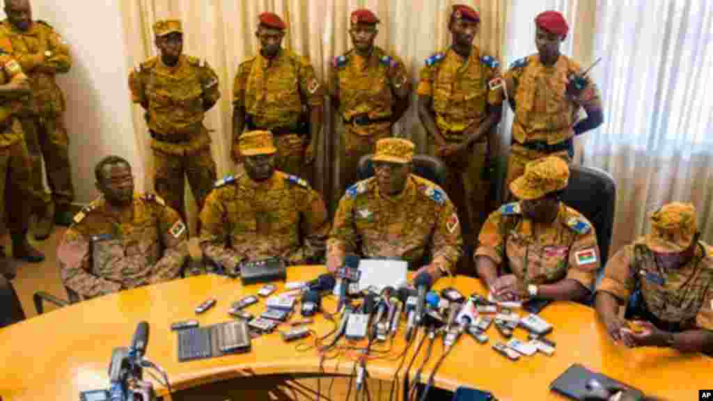Le général Honoré Nabere Traoré, troisième devant à gauche, annonce la fin du régime de Compaoré et la prise du pouvoir par des militaires, 31 octobre 2014. (AP Photo/Theo Renaut)