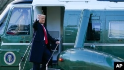 도널드 트럼프 미국 대통령이 20일 백악관을 떠나기 위해 마린원 전용헬기에 오르며 손을 들어보이고 있다.