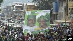 Des partisans de l'opposition lors d'une manifestation à Freetown, Sierra Leone, 19 octobre 2012. 