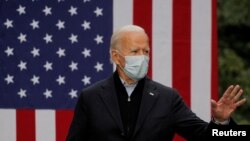 អតីតអនុប្រធានាធិបតីលោក Joe Biden ដែលជាបេក្ខជនប្រធានាធិបតីខាងគណបក្សប្រជាធិបតេយ្យ ថ្លែងនៅក្នុងយុទ្ធនារកសំឡេងឆ្នោតដោយផ្តោតលើផែនការសេដ្ឋកិច្ច និងផែនការទប់ទល់នឹងជំងឺកូវីដ១៩ របស់លោក នៅទីក្រុង Grand Rapids រដ្ឋ Michigan កាលពីថ្ងៃទី ១ ខែតុលា ឆ្នាំ២០២០។