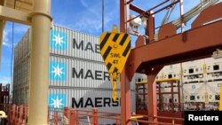 Berbagai kontainer yang dimiliki oleh perusahaan raksasa pelayaran, Maersk, tampak di pelabuhan Kopenhagen, Denmark (foto: dok). 