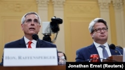 Državni sekretar Džordžije Bred Rafensperger (L) i Gejb Sterling, izborni zvaničnik Džordžije (D) tokom pretresa u Predstavničkom domu (REUTERS/Jonathan Ernst)