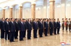 지난달 15일 김일성 북한 주석의 108번째 생일을 맞아 북한 고위 관리들이 김 주석의 시신이 있는 금수산궁전을 참배했다. 하지만 이례적으로 김정은 국무위원장의 모습이 보이지 않아 '신변 이상설'을 불러일으켰다.