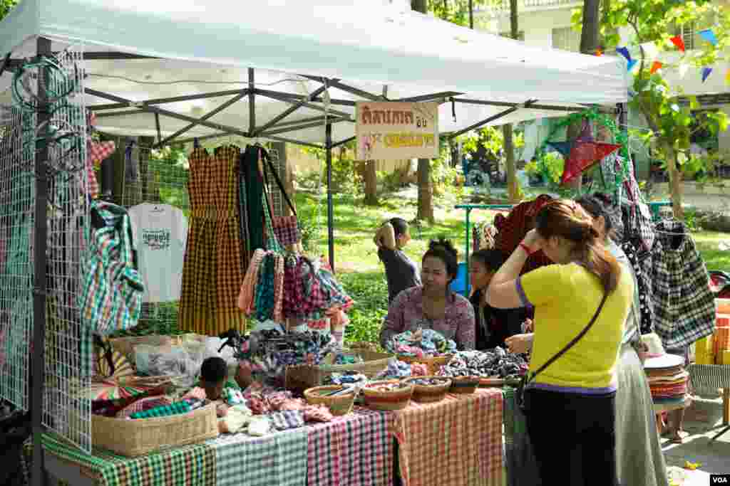 ប្រជាជន​ខ្មែរ​មើល​ស្តង់​ទំនិញ​នៅ​​រមណីយដ្ឋាន​វត្តភ្នំ អំឡុង​កម្មវិធីសង្រ្កាន្ត​វត្ត​ភ្នំដើម្បី​​អបអរ​ពិធី​បុណ្យ​ចូល​ឆ្នាំ​ប្រពៃណី​ខ្មែរ​នៅ​ក្នុង​ថ្ងៃទីពីរ កាលពី​ថ្ងៃទី​១៥ ខែមេសា ឆ្នាំ២០១៩ ក្នុង​រាជធានី​ភ្នំពេញ ប្រទេស​កម្ពុជា។(ទុំ ម្លិះ/VOA)