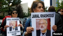 人权活动人士在伊斯坦布尔沙特领馆外举着卡舒吉的照片进行示威