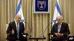 Israeli Prime Minister Benjamin Netanyahu and Israeli President Simon Peres speak during a brief ceremony in the president's residence in Jerusalem, March 2, 2013.
