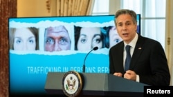 Menteri Luar Negeri AS Antony Blinken berbicara dalam peluncuran laporan mengenai perdagangan manusia di kantor Kementerian Luar Negeri AS di Washington, DC, pada 19 Juli 2022. (Foto: Pool via Reuters/Manuel Balce Ceneta)