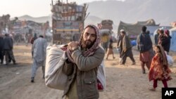 مهاجران افغان در یک ساحهٔ مرزی میان افغانستان و پاکستان