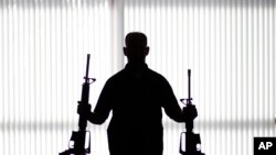 រូបភាព​ឯកសារ៖ ភ្នាក់ងារអាមេរិក​ការពារ​គ្រឿង​ស្រវឹង​ ថ្នាំជក់ និង​កាំភ្លើង កាន់​កាំភ្លើង​នៅ​ក្នុង​ការិយាល័យ​ក្នុង​រដ្ឋ​កាលីហ្វ័រញ៉ាកាលពី​ថ្ងៃទី​២៩ សីហា ឆ្នាំ២០១៧។