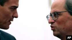 Spain's Prime Minister Pedro Sanchez (L), and the president of the country's Catalonia region, Quim Torra talk during a meeting in Barcelona, Spain, Dec. 20, 2018. 