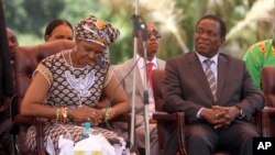 La Première dame zimbabwéenne Grace Mugabe, à gauche, et le e vice-président Emmerson Mnangagwa lors d’une réunion à l’état-major de Zanu-PF, parti au pouvoir, Harare, Zimbabwe, 10 février 2016.