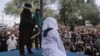 Polisi syariah mencambuk seorang perempuan yang dinyatakan bersalah karena melakukan pelacuran di depan umum di luar sebuah masjid di Banda Aceh, 20 April 2018.