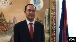 រូបឯកសារ៖ លោក ជុំ សុន្ទរី អ្នក​នាំពាក្យ​ក្រសួង​ការបរទេស​កម្ពុជា កាល​ពី​លោក​នៅ​ជា​​ឯកអគ្គរាជទូត​កម្ពុជា​​ប្រចាំ​នៅ​សហរដ្ឋអាមេរិក​នៅ​ខាង​មុខ​មជ្ឈមណ្ឌល​Meridian អន្តរជាតិ​នៅ​រដ្ឋ​ធានី​វ៉ាស៊ីនតោន ថ្ងៃព្រហស្បតិ៍ ទី​ ៦ ខែ​​មិថុនា ឆ្នាំ២០១៩។ (ម៉ែន គឹមសេង/វីអូអេ)