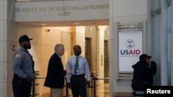 Обезбедување пред зградата на УСАИД која е затворена за вработените откако беше издаден меморандум со кој се советуваше персоналот на агенцијата да работи од далечина, Вашингтон, 3 февруари 2025 година
