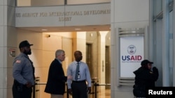 Gedung USAID di Washington, D.C., Amerika Serikat, ditutup untuk karyawan setelah sebuah memo dikeluarkan yang menyarankan personel lembaga tersebut untuk bekerja dari jarak jauh, 3 Februari 2025. (Kent Nishimura/REUTERS)