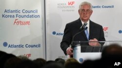 렉스 틸러슨 미국 국무장관이 12일 워싱턴DC에서 미국 애틀랜틱 카운슬과 한국국제교류재단이 공동 주최한 포럼에서 기조연설을 하고 있다.
