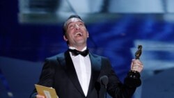 Aktor Perancis Jean Dujardin menerima Oscar kategori Aktor Terbaik untuk perannya sebagai George Valentin dalam film "The Artist," Minggu malam, 26 Februari 2012 (Reuters).