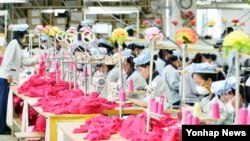 지난해 9월 개성공단 재가동 후 공단 내 한국 기업 공장에서 북한 근로자들이 작업 중이다. (자료사진)