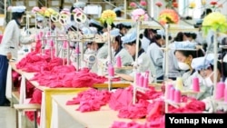 북한 개성공단에 입주한 한국 기업 공장에서 북한 노동자들이 의류를 생산하고 있다. (자료사진)