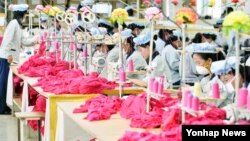 지난해 9월 개성공단 내 한국기업에서 북한 근로자들이 제품을 생산 중이다. (자료사진)